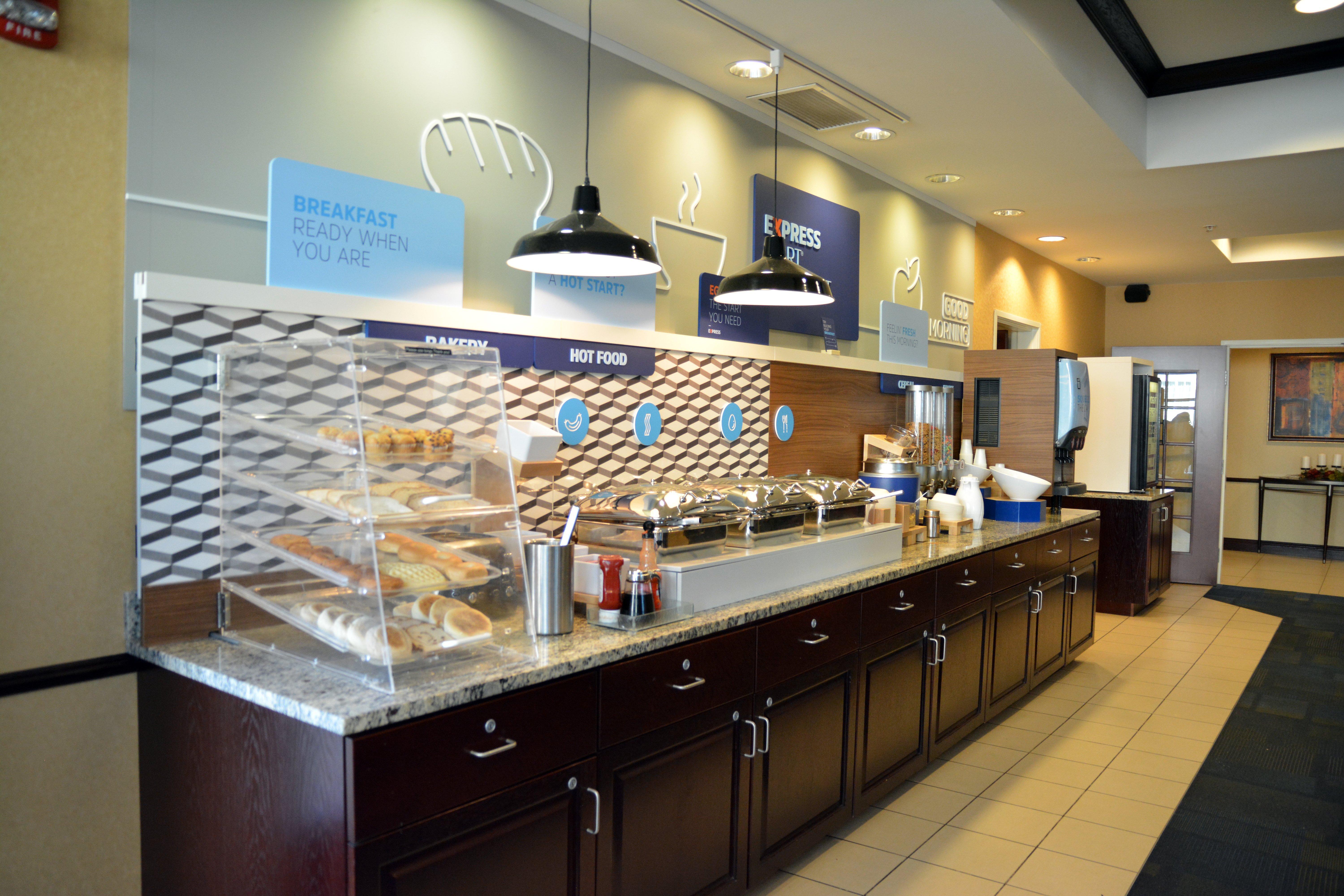 Holiday Inn Express & Suites Youngstown West I 80, An Ihg Hotel Екстер'єр фото