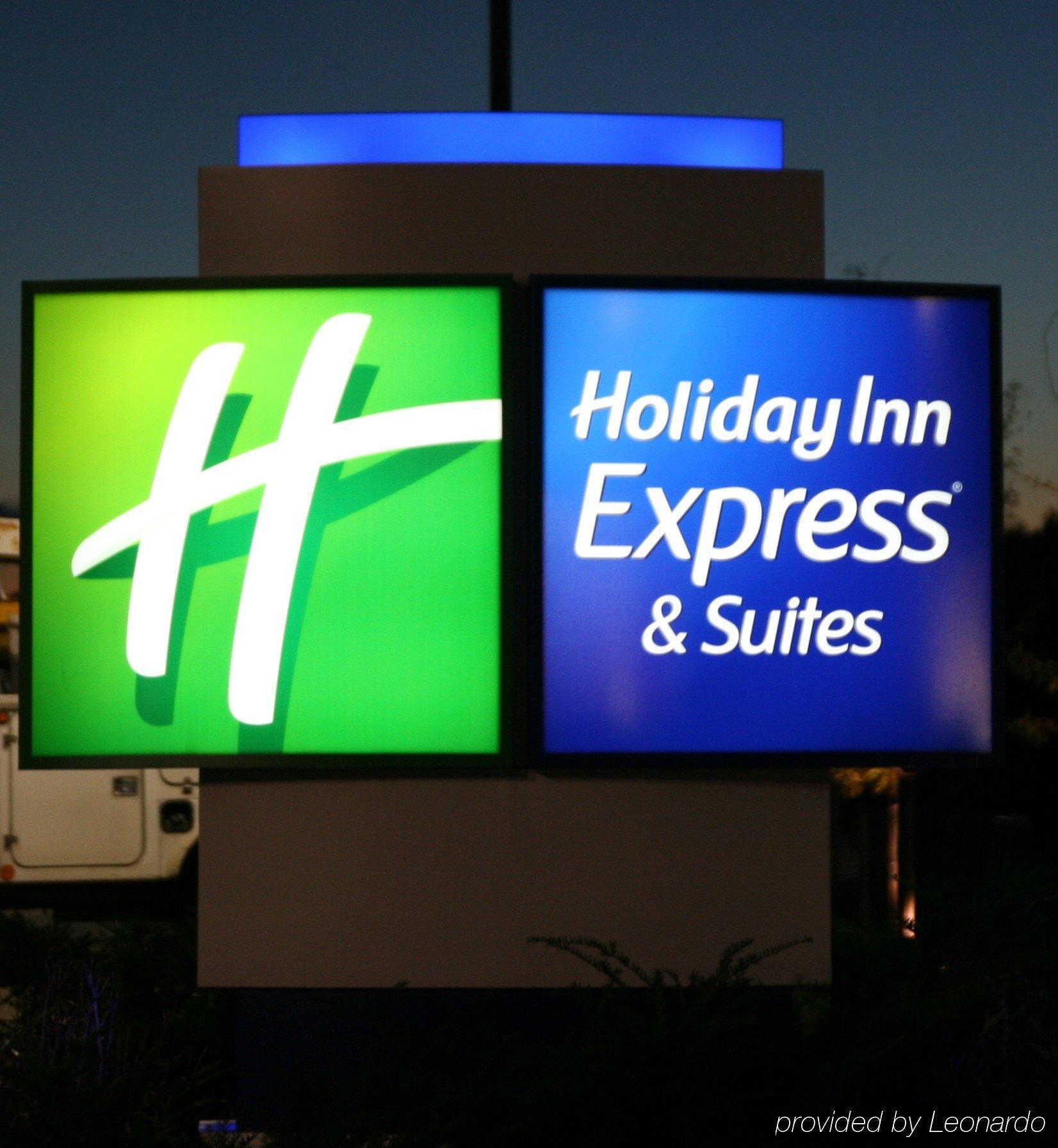 Holiday Inn Express & Suites Youngstown West I 80, An Ihg Hotel Екстер'єр фото